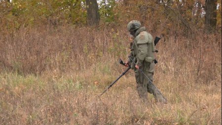 Военнослужащие инженерных подразделений группировки войск «Север» проводят разминирование территории в Курской области